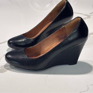 Clarks | Women’s Elsa Artisan Purity Black Snakeskin Wedges Pumps Heels 8M